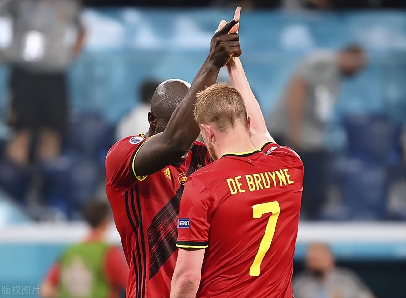 DB彩票试玩-欧预赛燃情开战，球场上的风云变幻