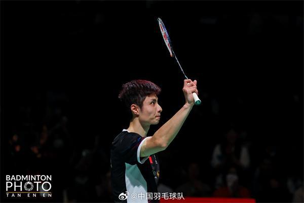 羽毛球男单决赛上演精彩一幕