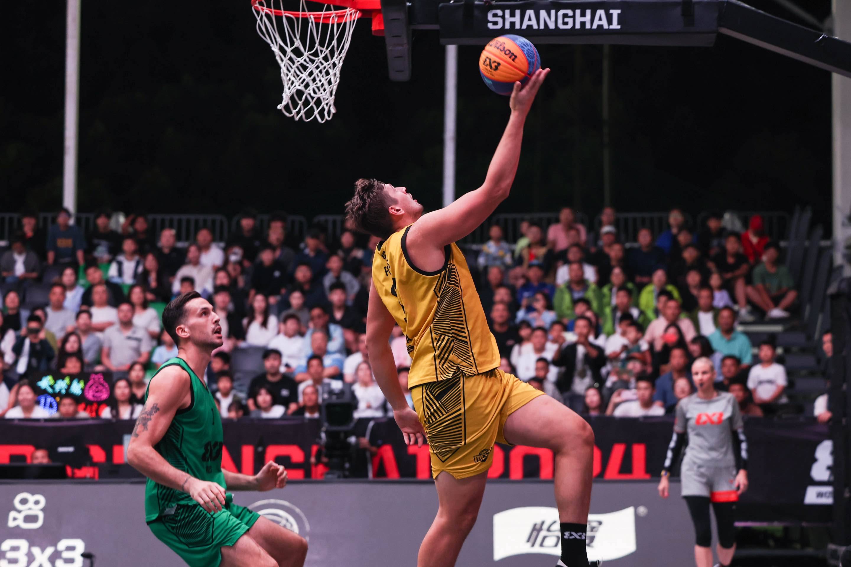 赛事十分激烈，篮球球队擦出激烈火花