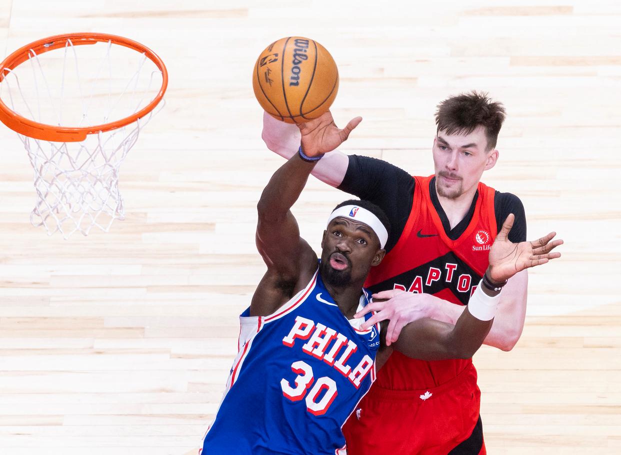 DB彩票入口-步行者后卫隔扣猛龙球员，助球队逆转胜利