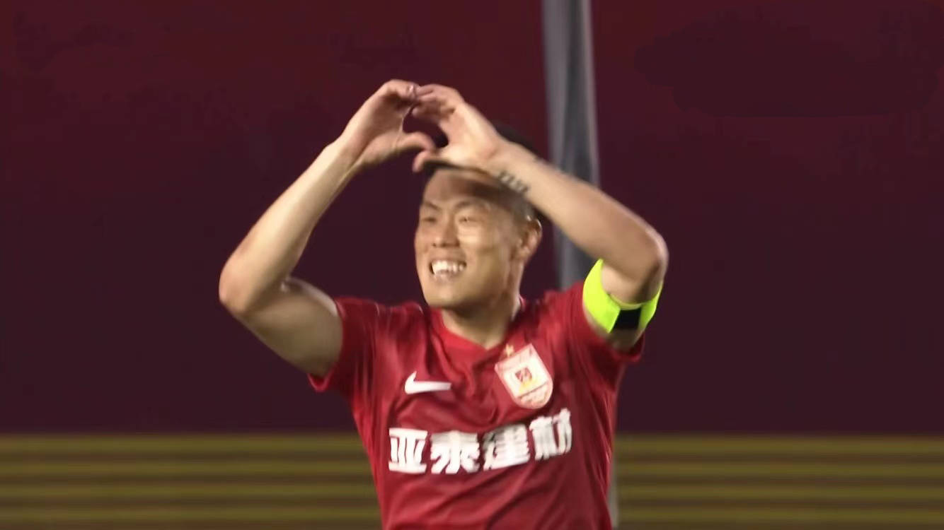 明星球员眼神凶狠！全力以赴攻击对手