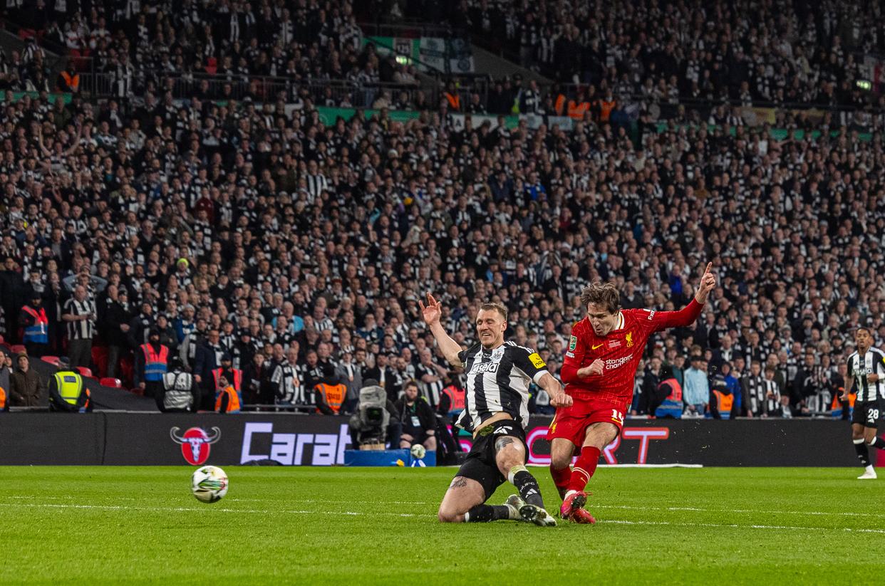 英格兰足球队取得胜利，实力尽显