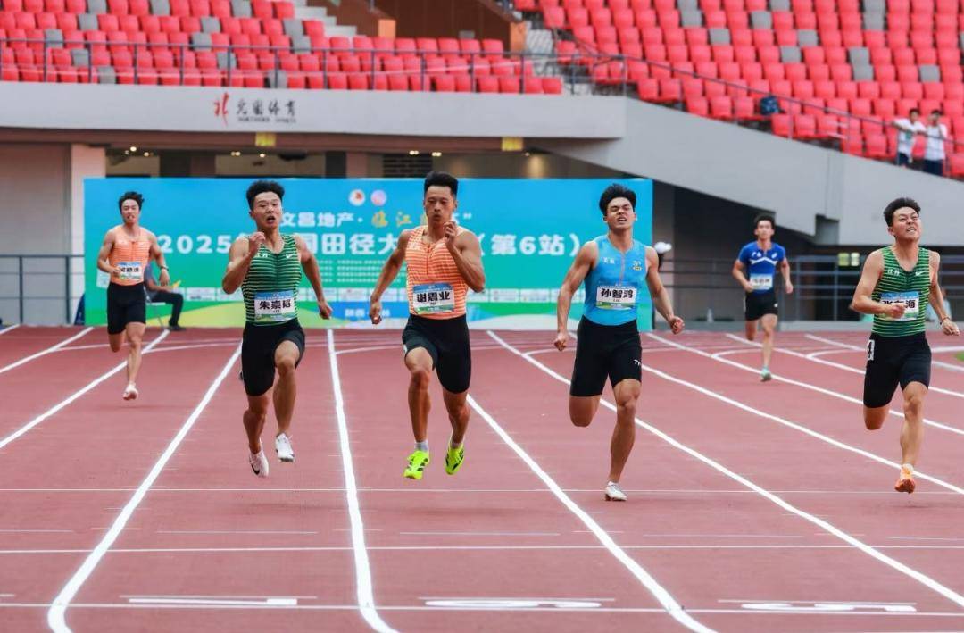 -运动员们在比赛中展现顽强意志