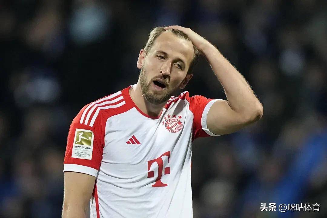 英格兰队取得胜利，球员欢欣鼓舞