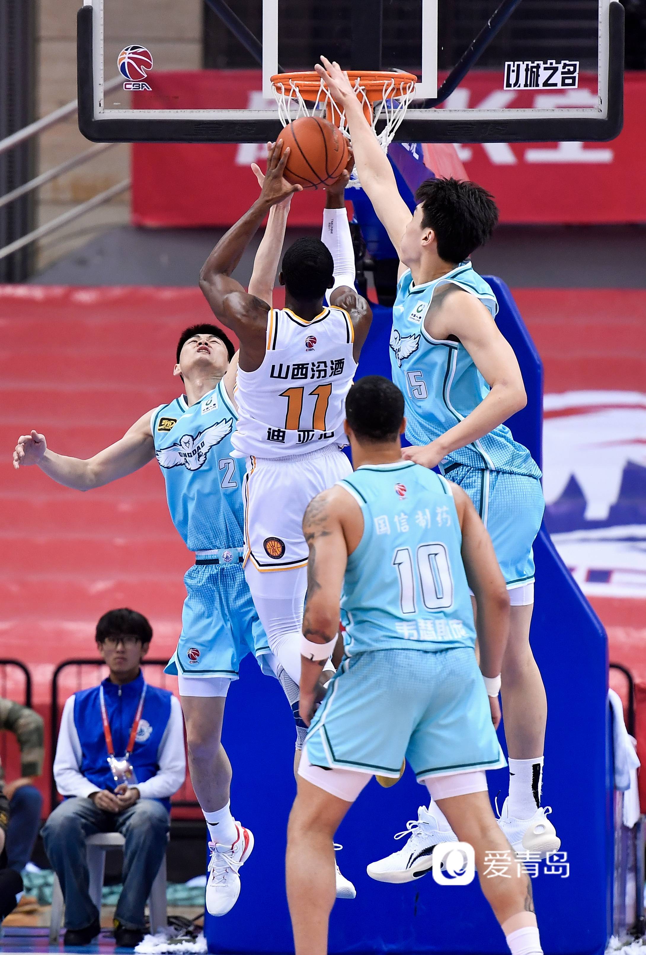 青岛男篮大比分拿下胜利，晋级成功