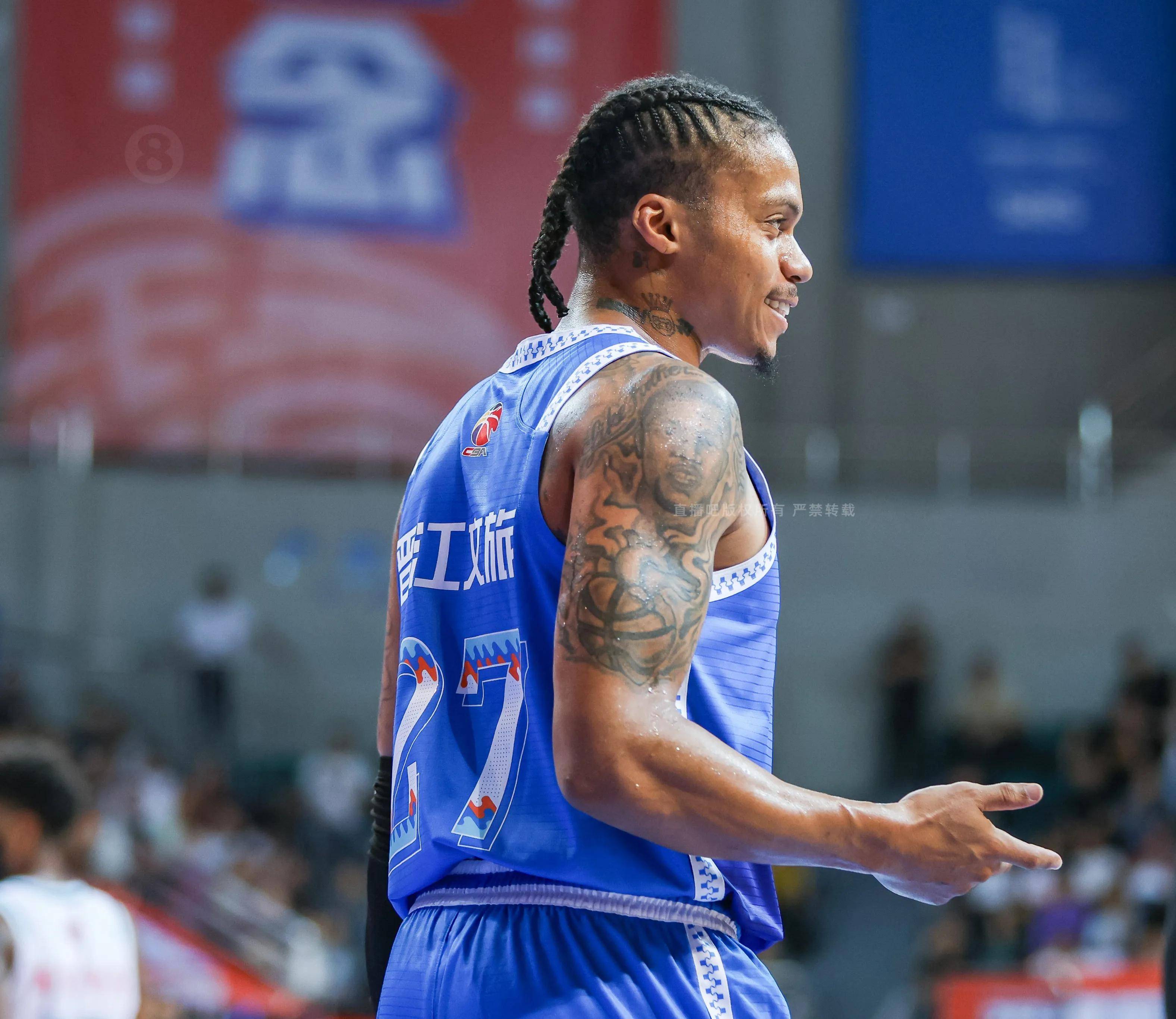 福建男篮内线火力强大，逆袭取得胜利