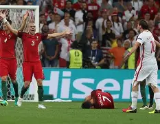 -包含齐斯卡罗场外抗议，队内氛围动荡的词条