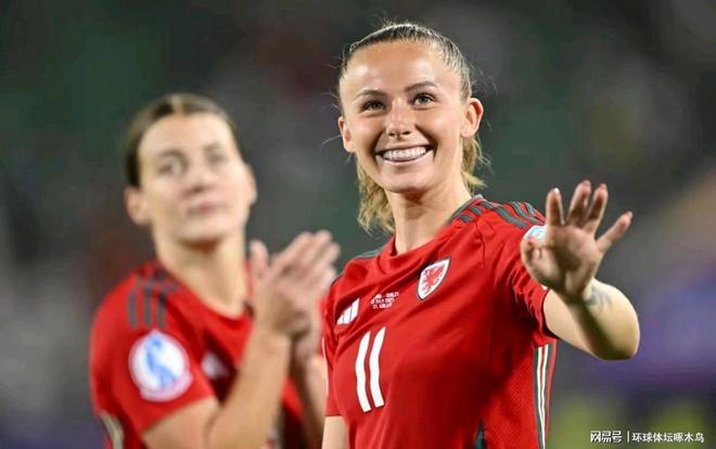 顶级足球对决女运动员精彩表现