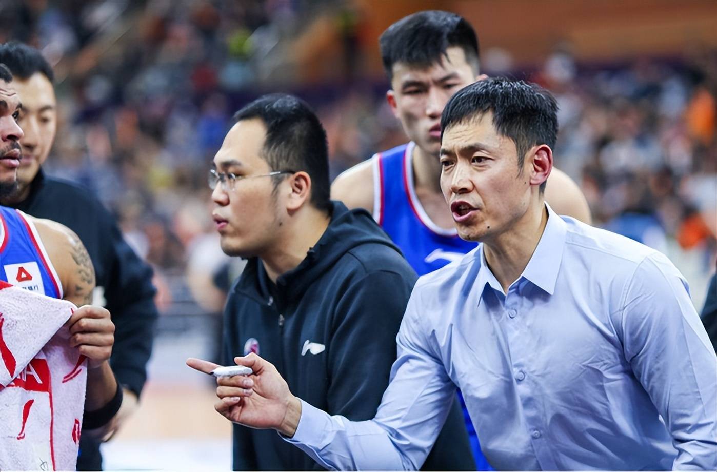 湖北男篮在比赛中掀起狂潮，一路领先对手