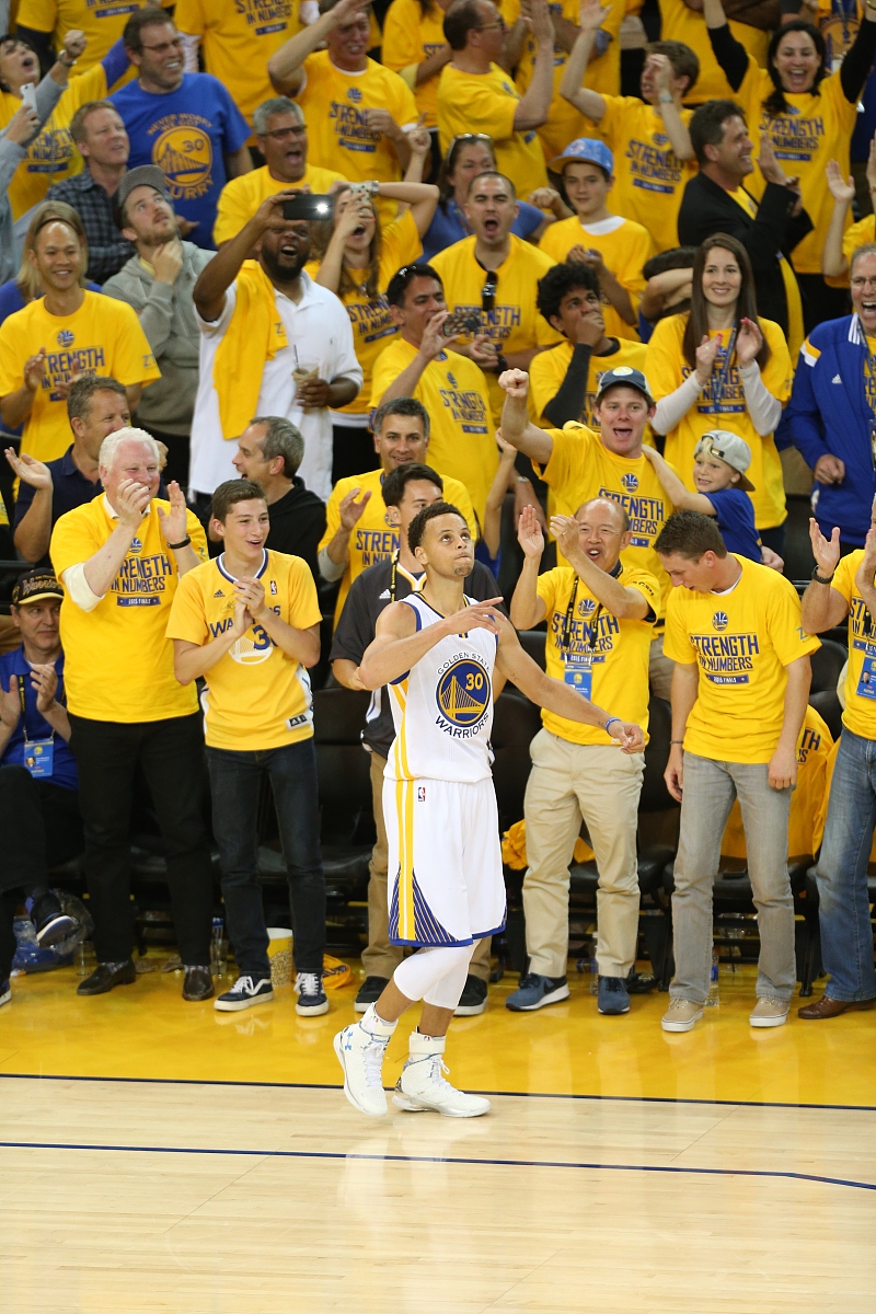 DB彩票-勇士横扫湖人，库里盖帽