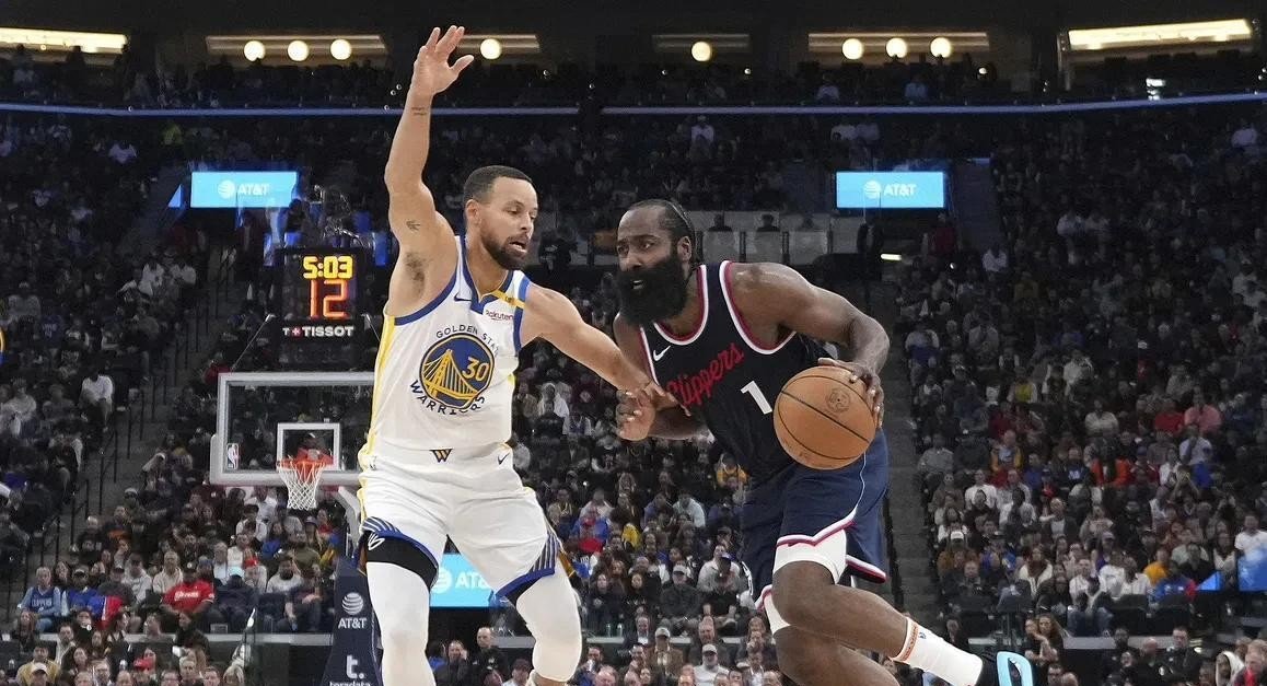 勇士主场击败太阳，保持不败势头