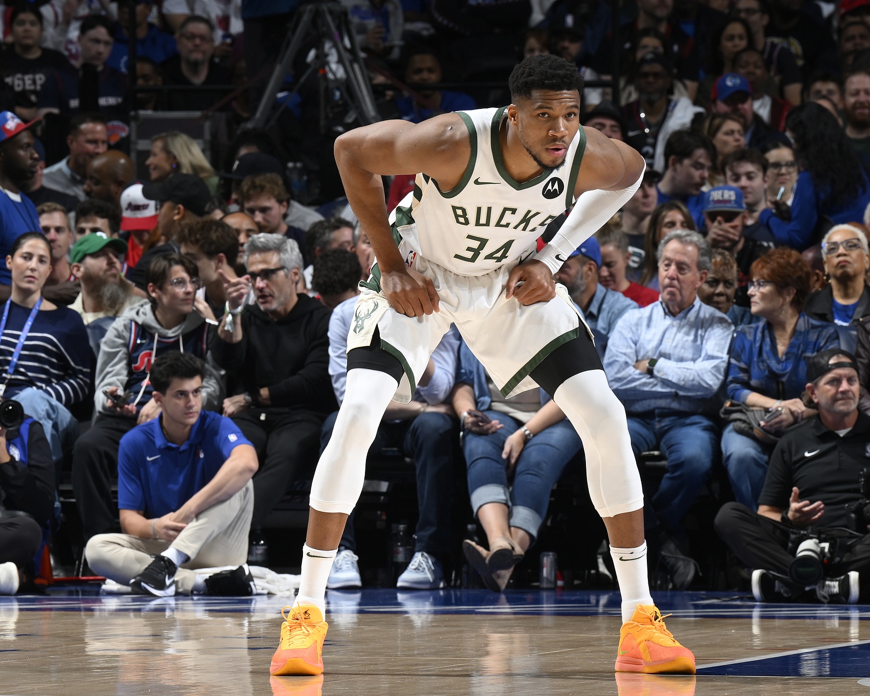 雄鹿不敌篮网，字母哥砍下28分