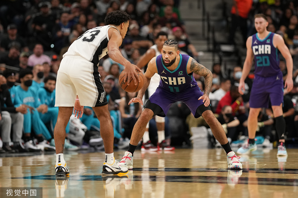 DB彩票官网-公牛惨遭马刺横扫，海沃德29分奔涌