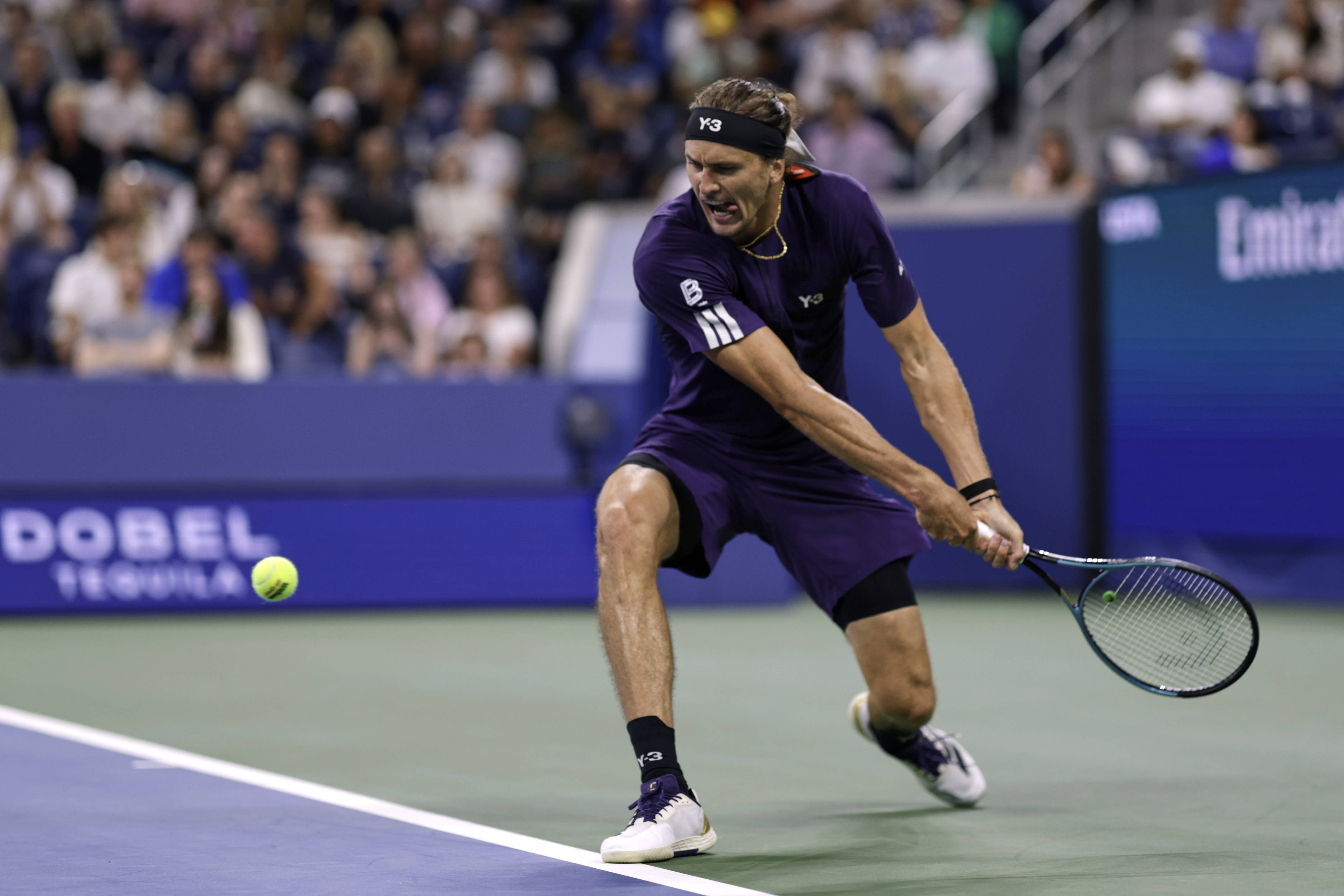 DB game-关于意大利网球队险胜英国网球队，兹维列夫统治全场的信息